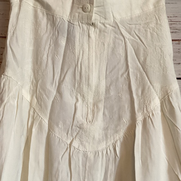 Chic White Maxi Skirt - Picture 2 of 4